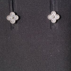 Fashion clovers studded earrings